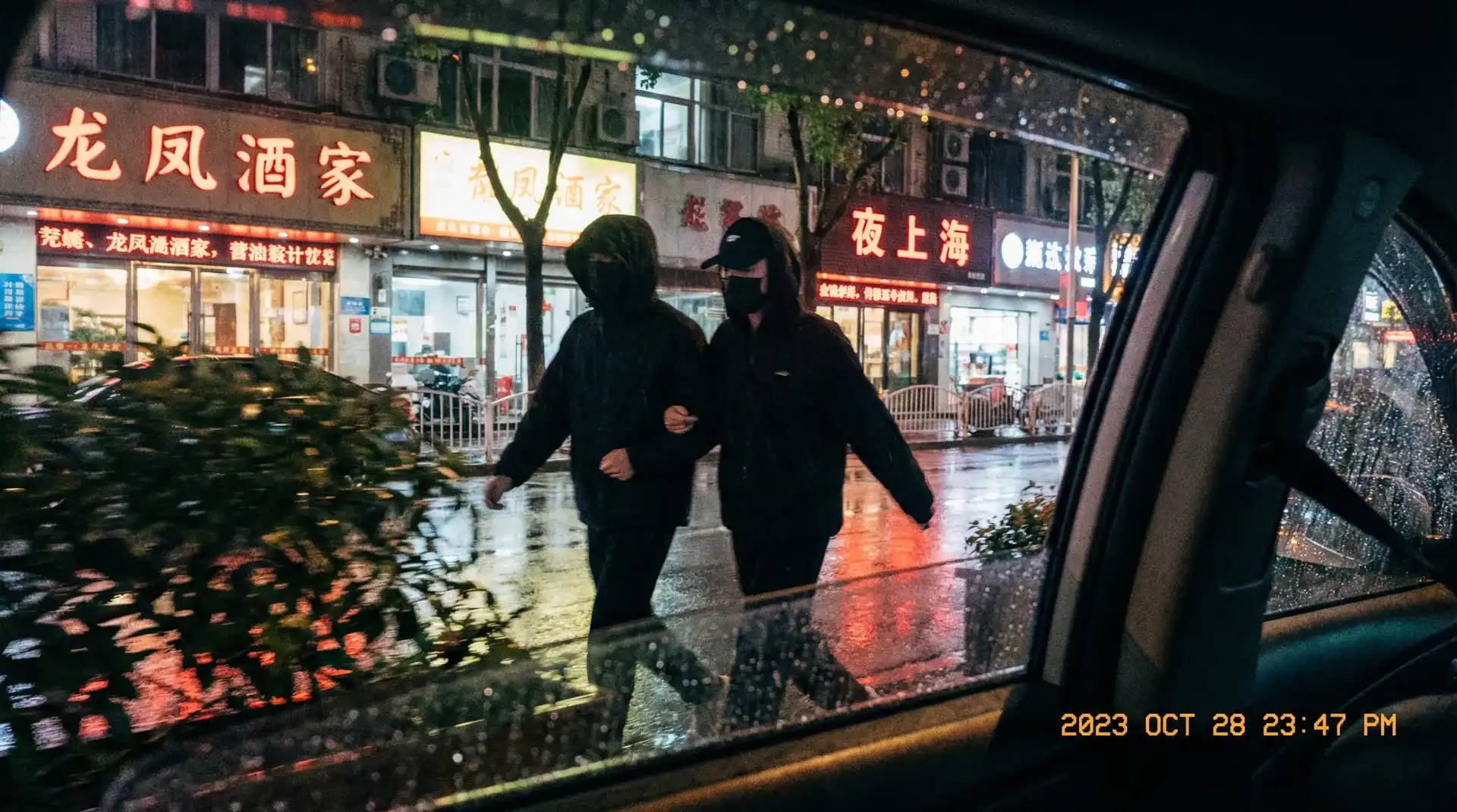 华体育会app - 顶流明星深夜密会现场抓拍照片